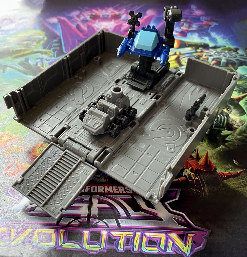 Optimus Prime & Bumblebee - Hasbro (Transformers Legacy) action figure collectible [Barcode 5010996138866] - Main Image 3