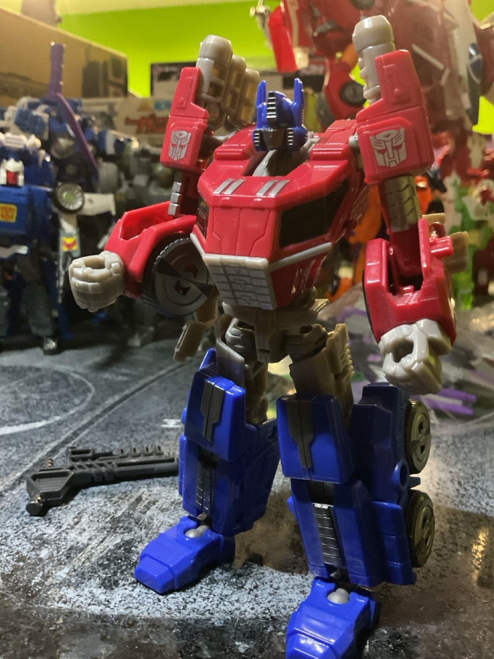 Transformers War/Fall of Cybertron Optimus Prime - Hasbro action figure collectible - Main Image 2