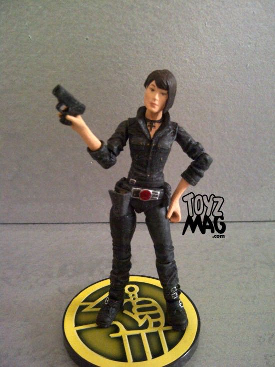 Hellboy II Liz Sherman - Mezco (Hellboy II) (Hellboy II The Golden Army) action figure collectible [Barcode 696198151220] - Main Image 3