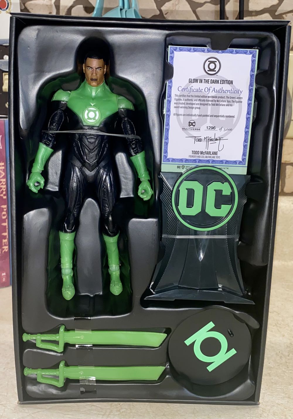 Green Lantern (John Stewart)- DC Multiverse Glow In The Dark Edition - McFarlane Toys (Green Lantern) action figure collectible [Barcode 787926170467] - Main Image 4