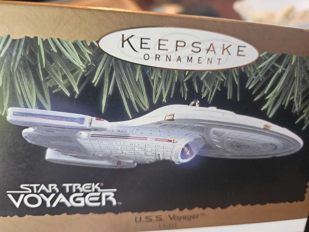 Hallmark Keepsake Ornament Star Trek U.s.s. Voyager Magic Light Ornament Qxi7544  action figure collectible [Barcode 015012362114] - Main Image 2