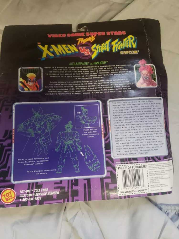 Toybiz X-Men Vs Street Fighter Wolverine Vs Akuma  action figure collectible [Barcode 035112491163] - Main Image 2