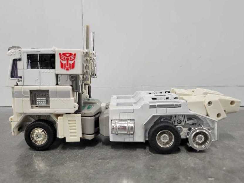Ultra Magnus MP-2 Vehicle Mode Missing Leg Struts And Accessories - Takara (Masterpiece Large Scale) action figure collectible - Main Image 1