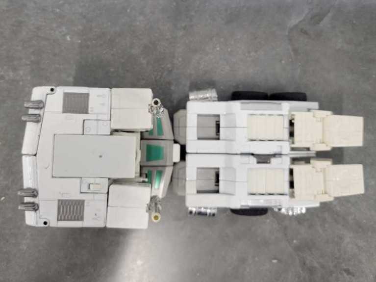 Ultra Magnus MP-2 Vehicle Mode Missing Leg Struts And Accessories - Takara (Masterpiece Large Scale) action figure collectible - Main Image 2