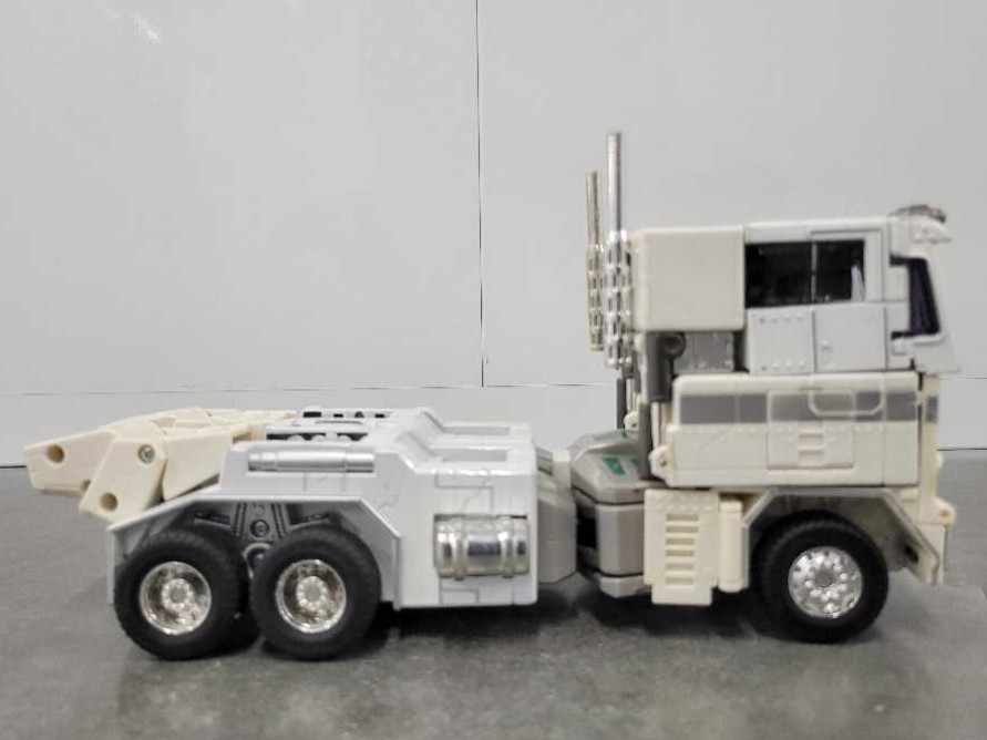 Ultra Magnus MP-2 Vehicle Mode Missing Leg Struts And Accessories - Takara (Masterpiece Large Scale) action figure collectible - Main Image 3