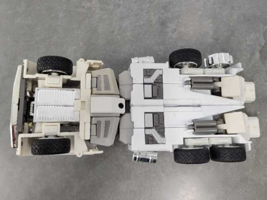 Ultra Magnus MP-2 Vehicle Mode Missing Leg Struts And Accessories - Takara (Masterpiece Large Scale) action figure collectible - Main Image 4