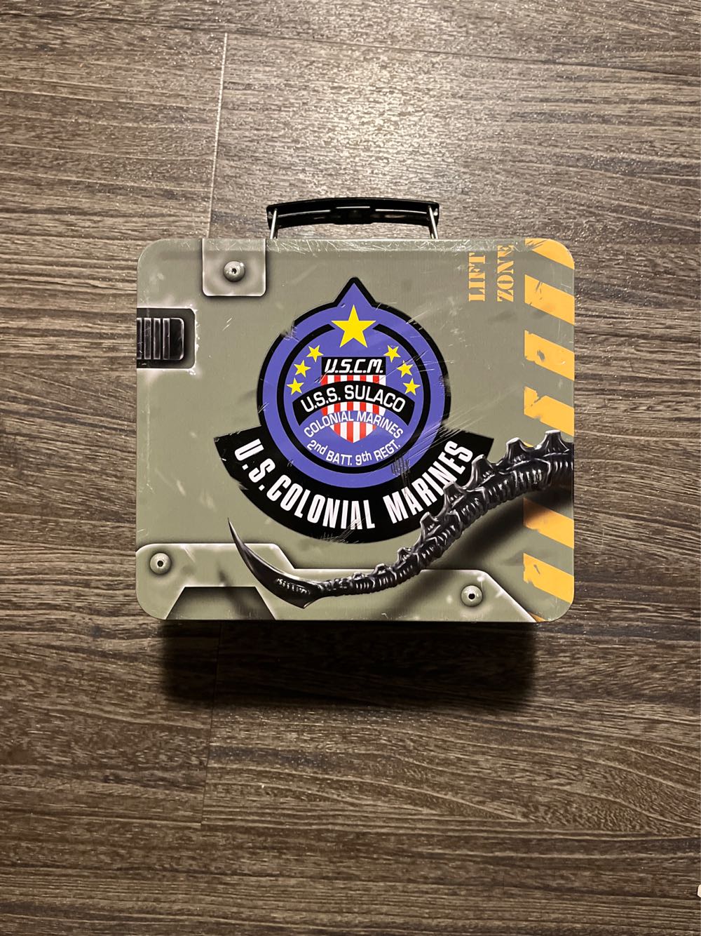 Diamond Select Aliens Tin Lunch Box With Thermos Alien  action figure collectible [Barcode 699788813034] - Main Image 2