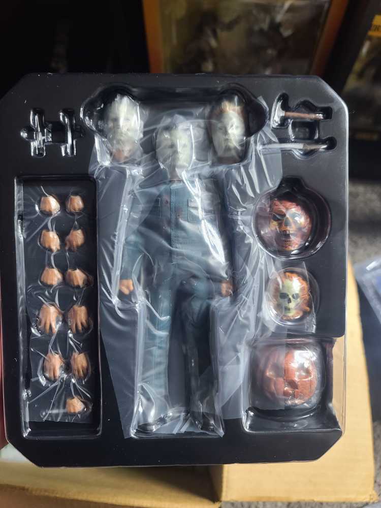 Mezco One:12 Halloween 2 Micheal Myers - Mezco (Horror) action figure collectible - Main Image 3