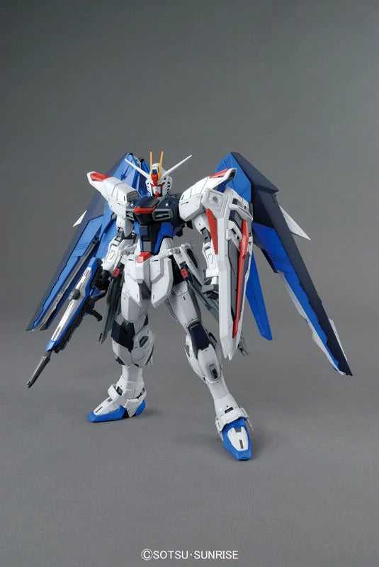 Freedom Gundam - Bandai Namco (Master Grade 1/100) action figure collectible [Barcode 4573102616111] - Main Image 2