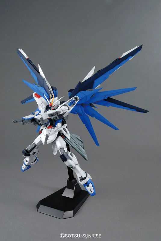 Freedom Gundam - Bandai Namco (Master Grade 1/100) action figure collectible [Barcode 4573102616111] - Main Image 3
