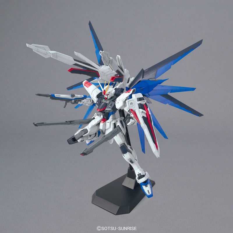 Freedom Gundam - Bandai Namco (Master Grade 1/100) action figure collectible [Barcode 4573102616111] - Main Image 4