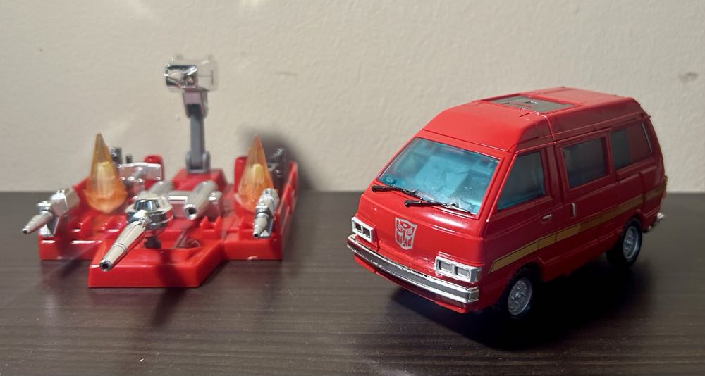 Ironhide - Takara Tomy (Autobot) action figure collectible - Main Image 2