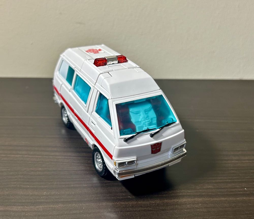 Ratchet - Takara Tomy (Autobot) action figure collectible - Main Image 2