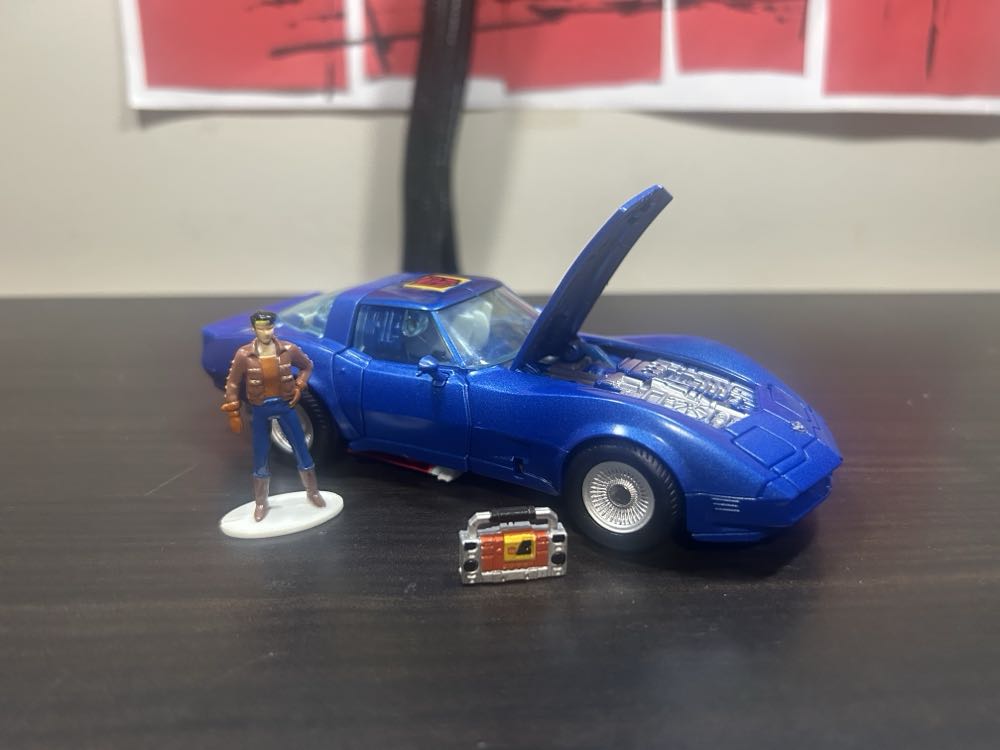 Tracks - Takara Tomy (Autobot) action figure collectible - Main Image 3