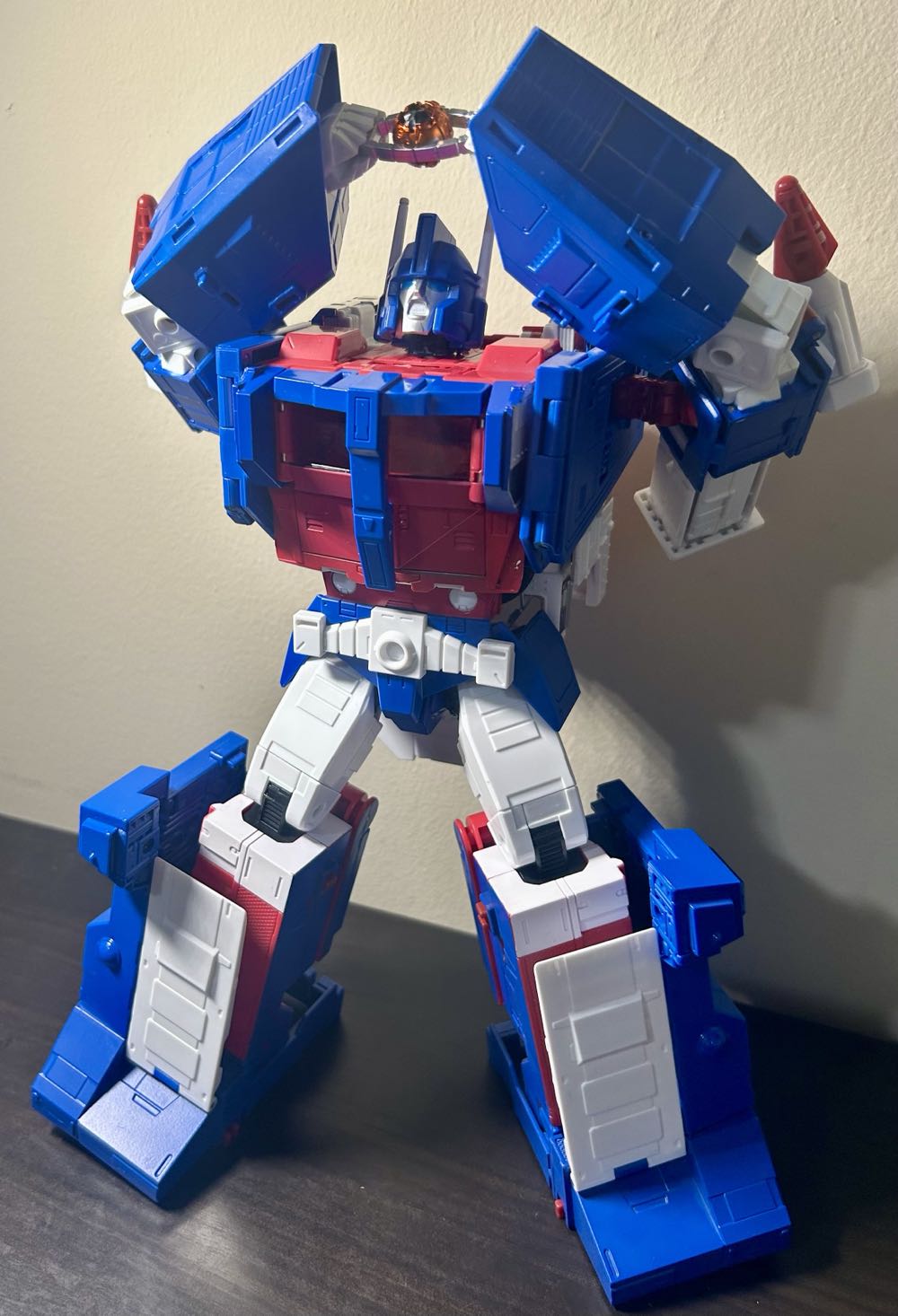 Ultra Magnus - Takara Tomy (Autobot) action figure collectible - Main Image 2