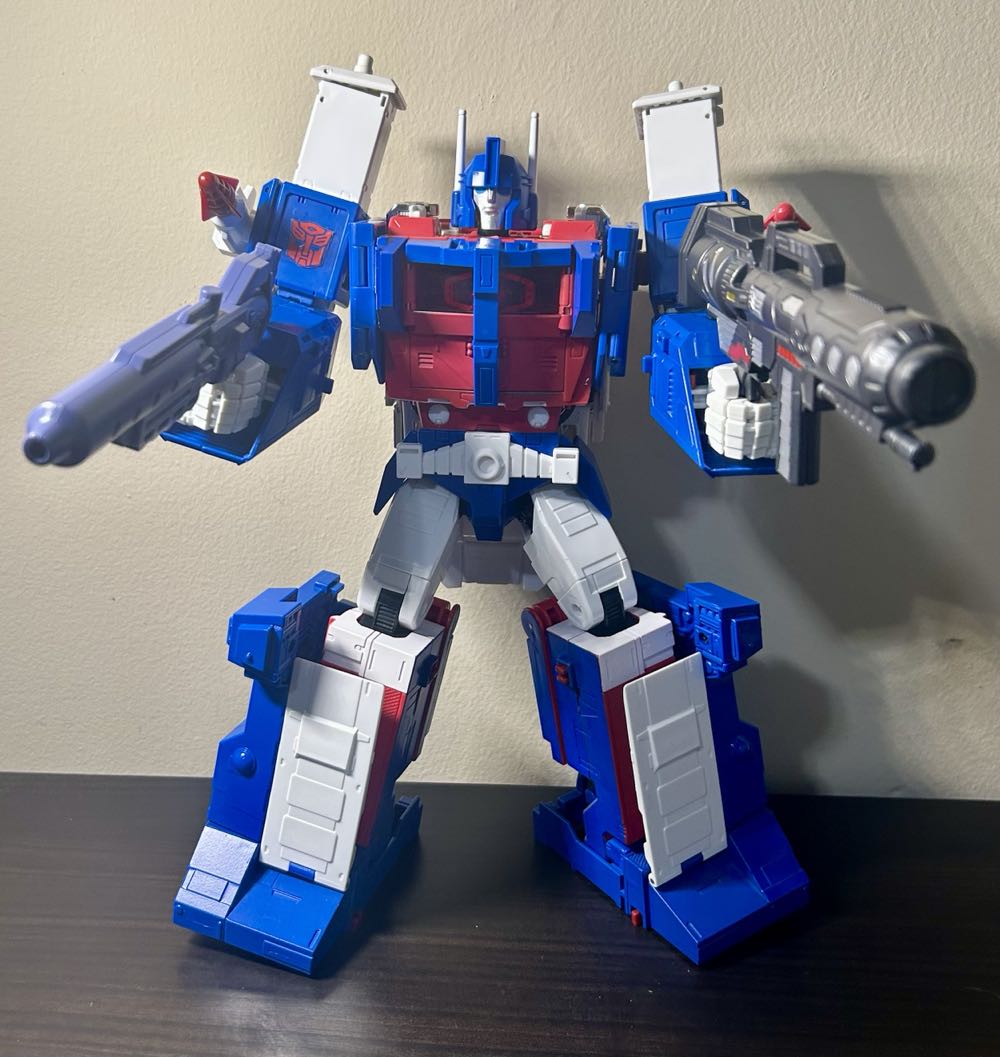 Ultra Magnus - Takara Tomy (Autobot) action figure collectible - Main Image 3