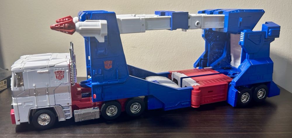 Ultra Magnus - Takara Tomy (Autobot) action figure collectible - Main Image 4