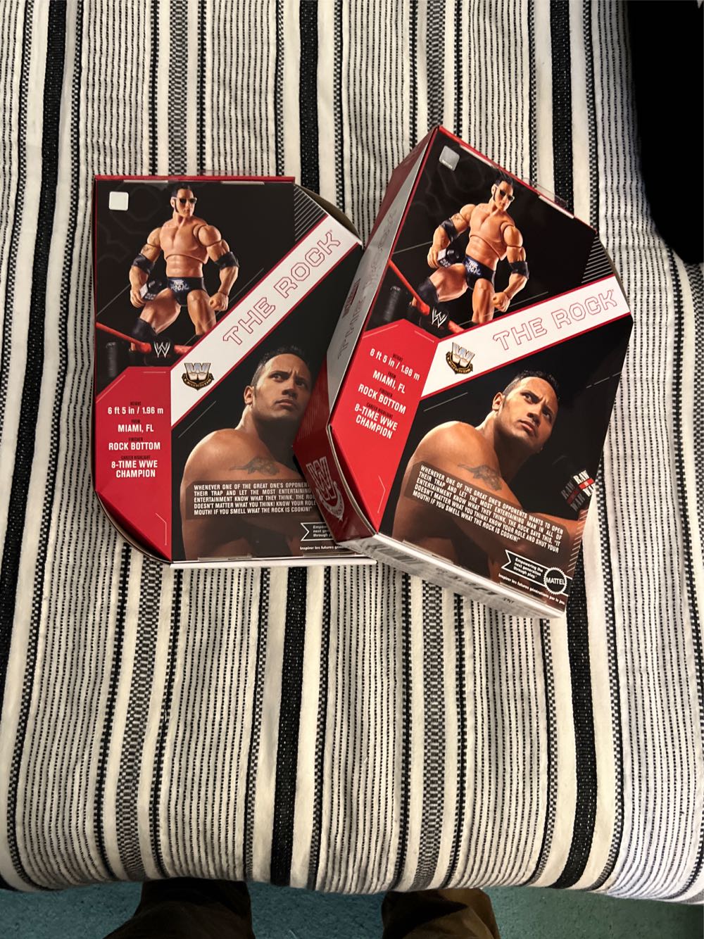 The Rock - Mattel (WWE Ultimate Edition Legends) action figure collectible [Barcode 194735115655] - Main Image 2