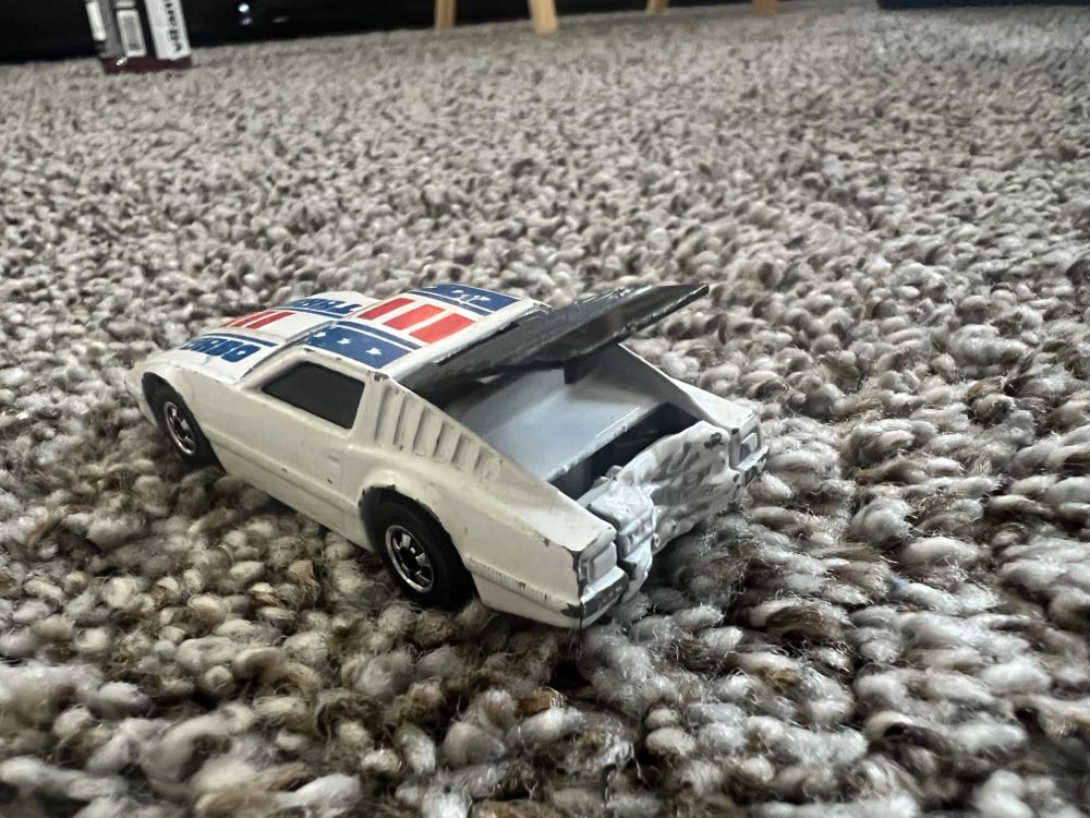Smash Hit (White) - Mattel (Hotwheels Loose Crack-Ups) action figure collectible - Main Image 2