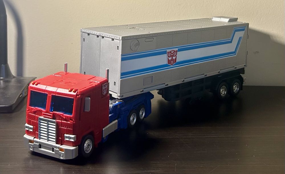 Optimus Prime - Takara Tomy (Autobot) action figure collectible - Main Image 2