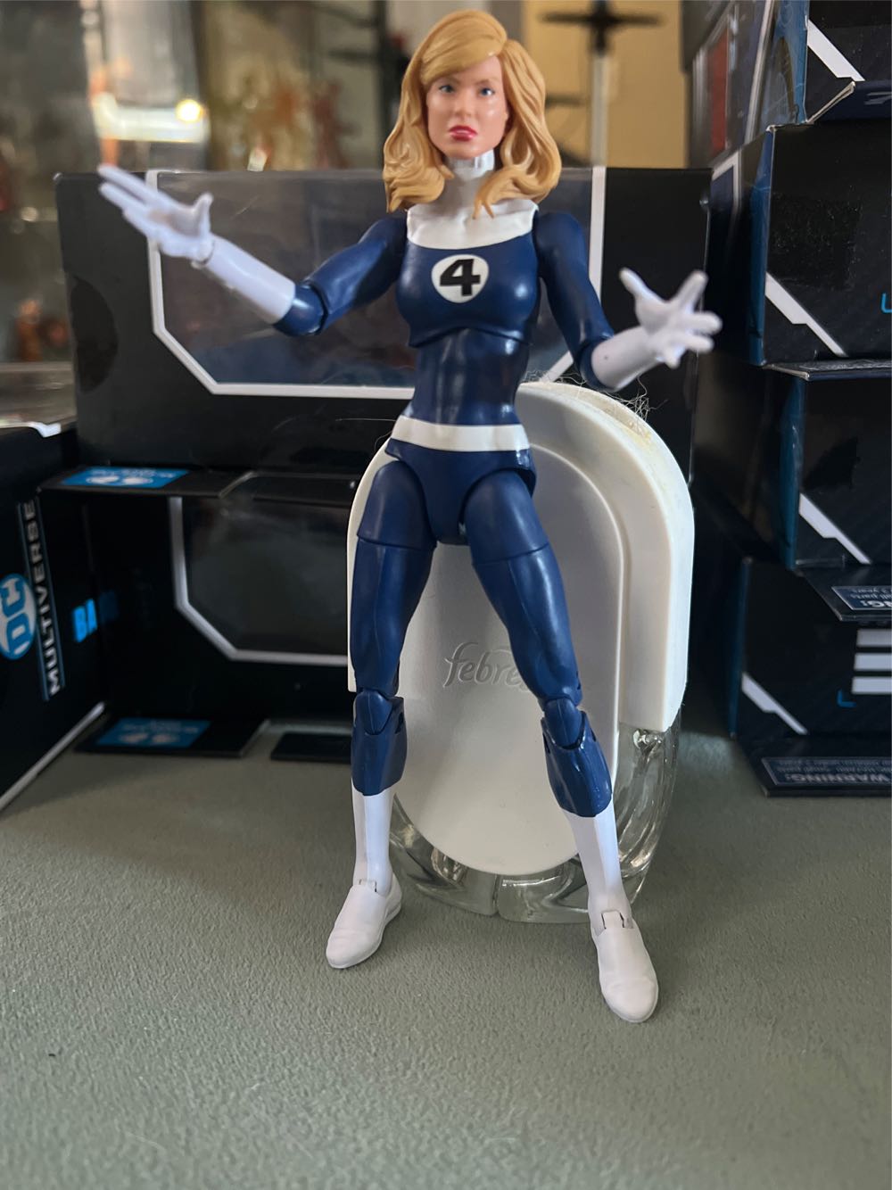 Invisible Woman - Hasbro (Legends) action figure collectible - Main Image 2
