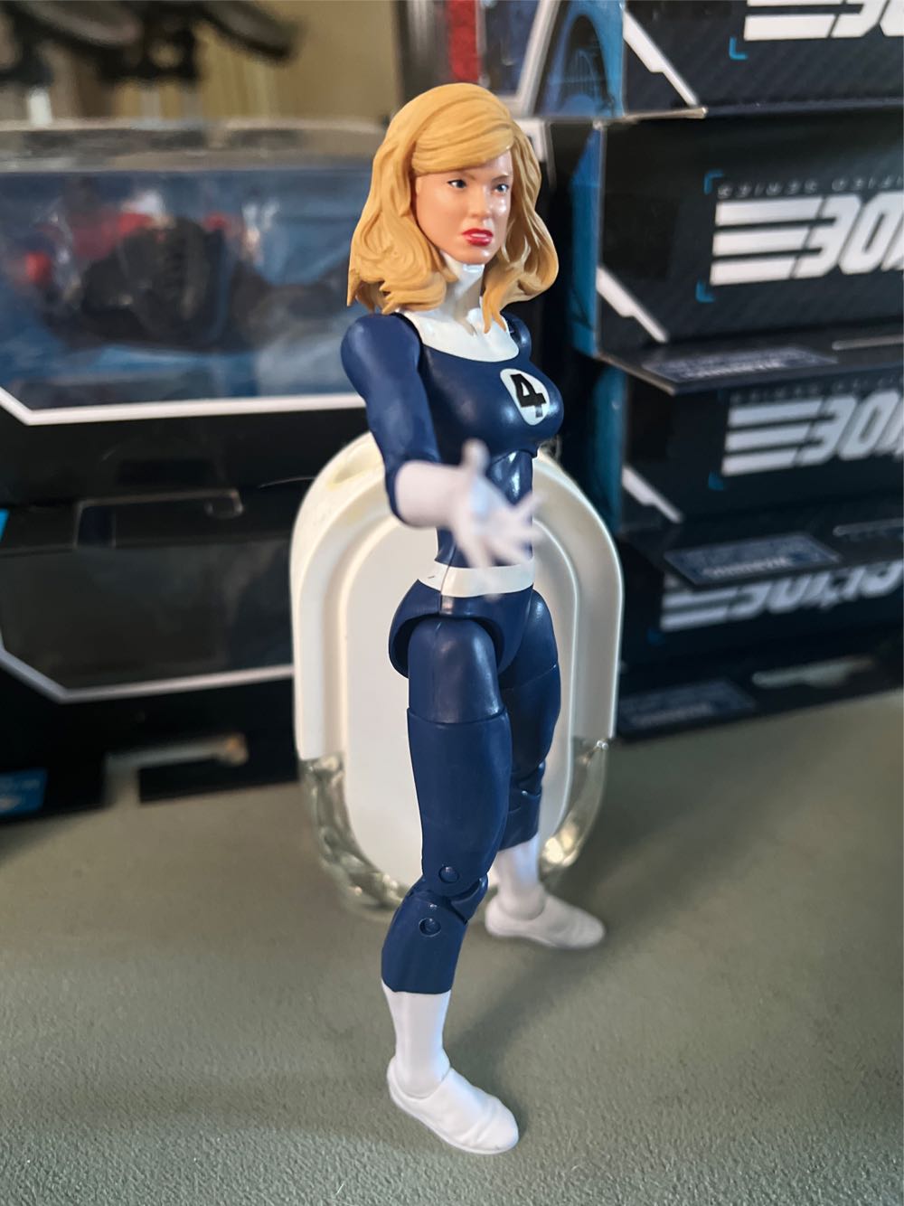 Invisible Woman - Hasbro (Legends) action figure collectible - Main Image 3