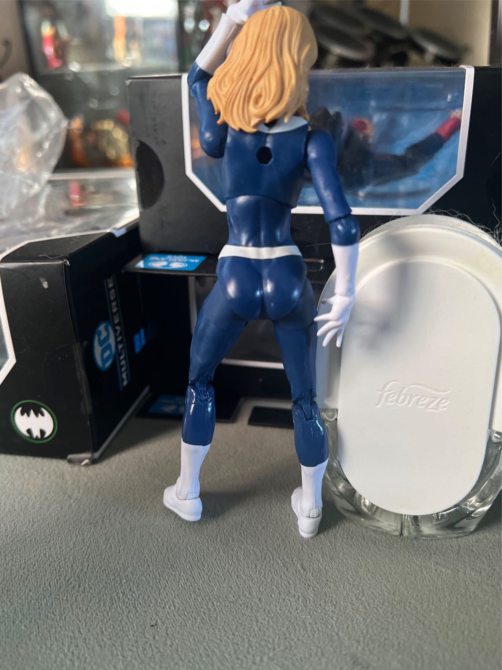 Invisible Woman - Hasbro (Legends) action figure collectible - Main Image 4