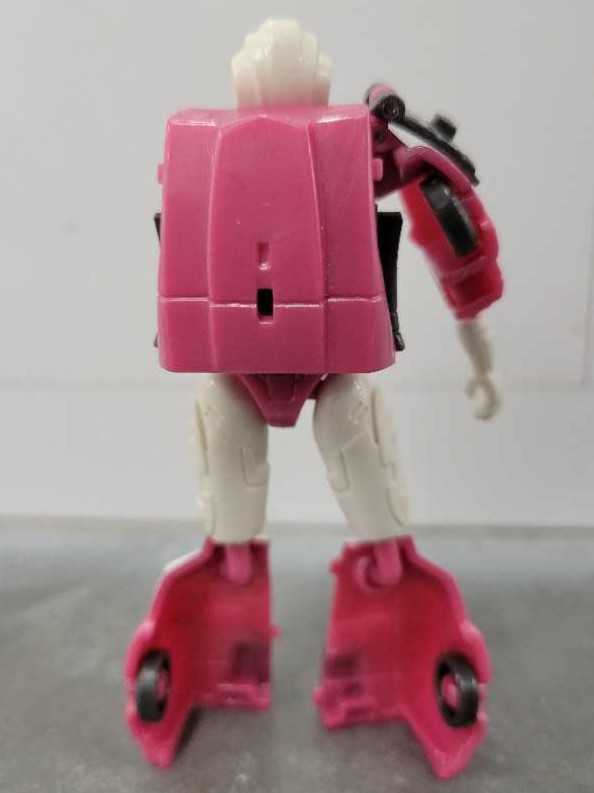 Arcee - Hasbro (Authentics) action figure collectible - Main Image 4