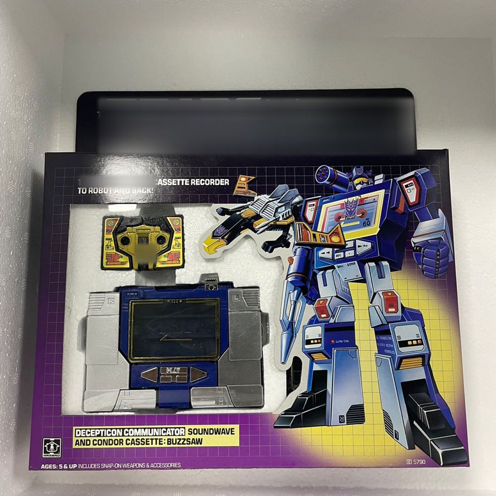 Soundwave - Hasbro (Transformers Retro Reissue) action figure collectible - Main Image 4