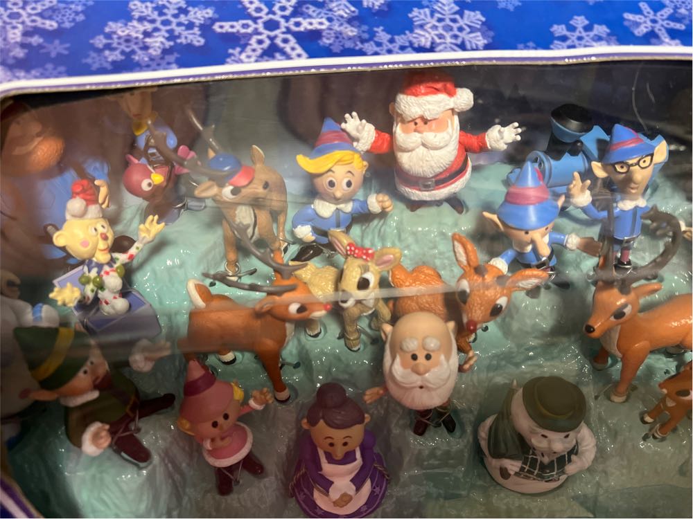 Rudolph The Red Nosed Reindeer Holiday Figurine Collection Xmas 24 Memory Lane - Playing Mantis action figure collectible [Barcode 090733067357] - Main Image 4