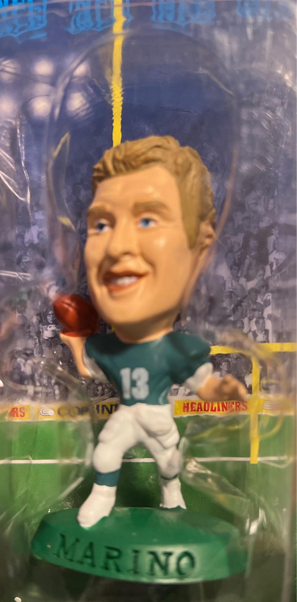 NFL Headliners Dan Marino - Irwin action figure collectible [Barcode 069545010172] - Main Image 2