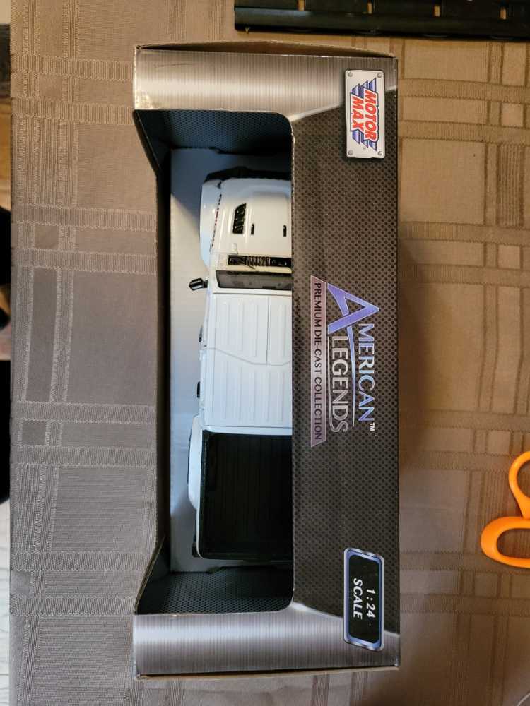 Rubicon Pickup Truck Jeep Gladiator Rubicon Closed Top Pickup Motormax 1 24 1 27 Black White Diecast... 1:24 Diecast Model Top Closed 79368 Scale  action figure collectible [Barcode 1668747793686] - Main Image 3