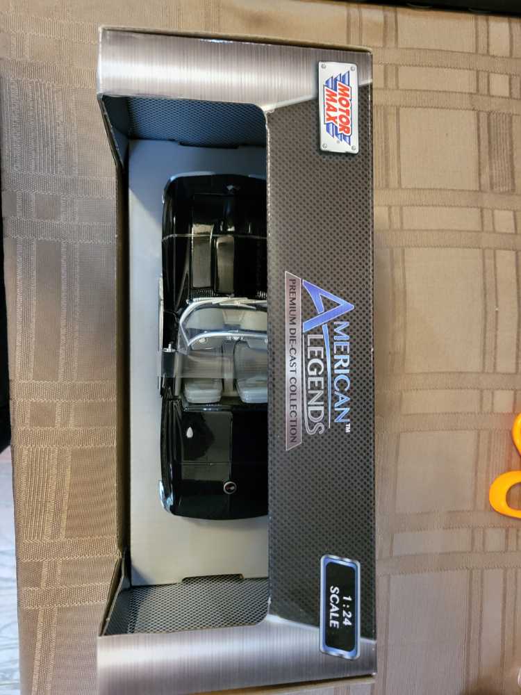 Motor Max American Legends 1:24 1967 Corvette Black  action figure collectible [Barcode 661732732241] - Main Image 2