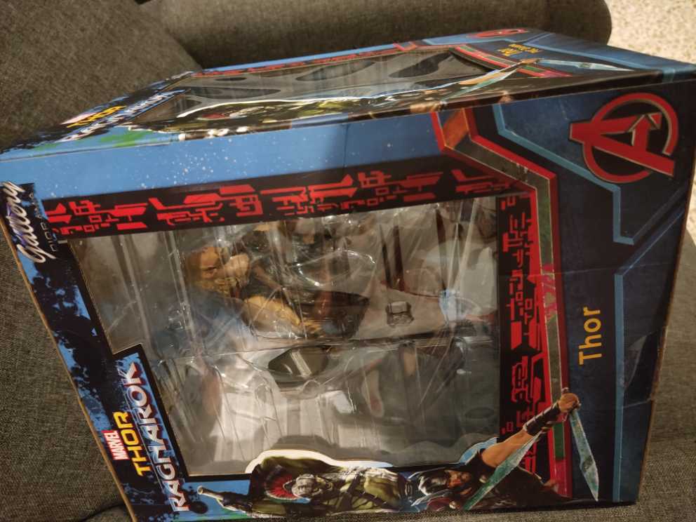 Thor Ragnarok Gallery Diorama   action figure collectible [Barcode 16504381683863] - Main Image 2