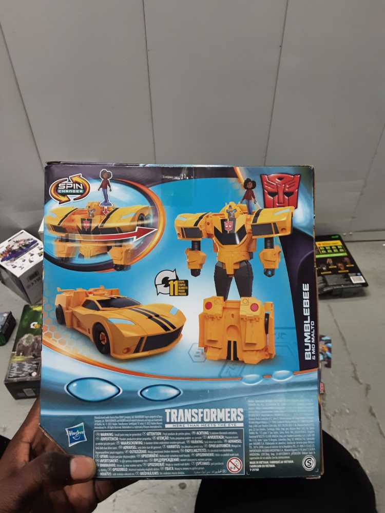 BumbleBee Earthspark  (Transformers Earthspark) action figure collectible [Barcode 8162484486076] - Main Image 2