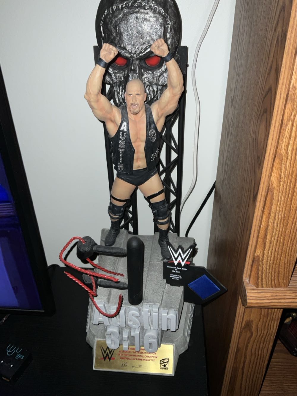 ‘Stone Cold’ Steve Austin - Todd McFarlane (WWE - Icon Series - Resin Statues) action figure collectible [Barcode 787926933222] - Main Image 3