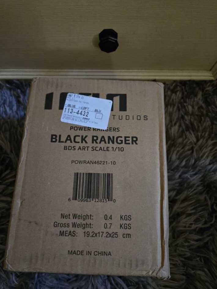 MMPR 1:10 scale Black Ranger - Iron Studios (Mighty Morphin’ Power Rangers) action figure collectible [Barcode 609963128150] - Main Image 4