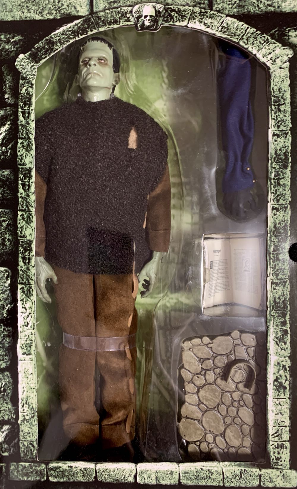 Monsters Son of Frankenstein Boris Karloff - Sideshow Toy action figure collectible [Barcode 747720203495] - Main Image 4