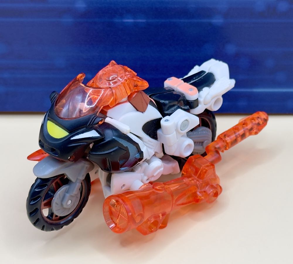 Arcee - Hasbro (Energon) action figure collectible - Main Image 2