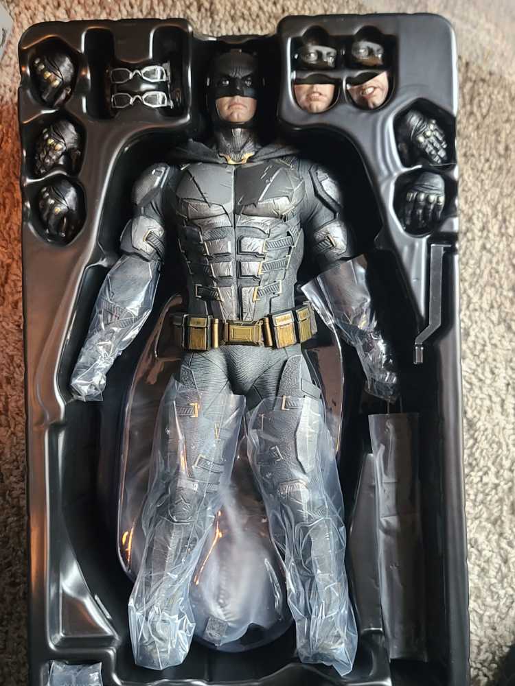 Hot Toys TMS085 Tactical Suit Batman  - Hot Toys (Comic Book) action figure collectible - Main Image 2