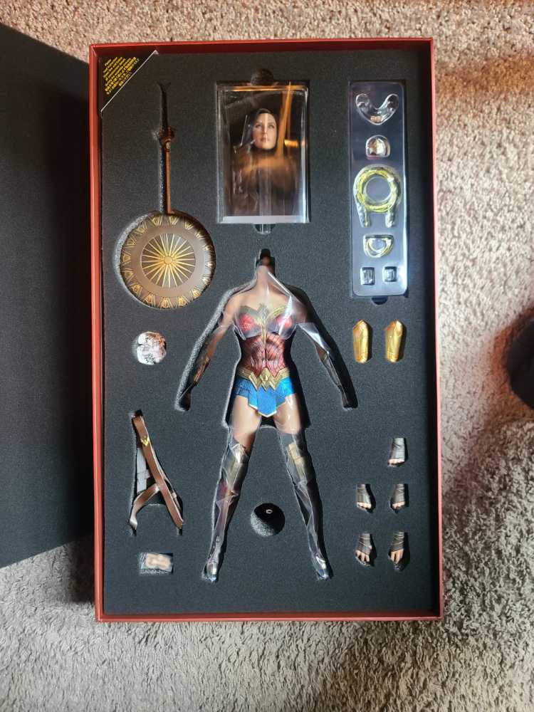 Hot Toys MMS698 Wb 100 Wonder Woman - Hot Toys (Comic Book) action figure collectible - Main Image 2