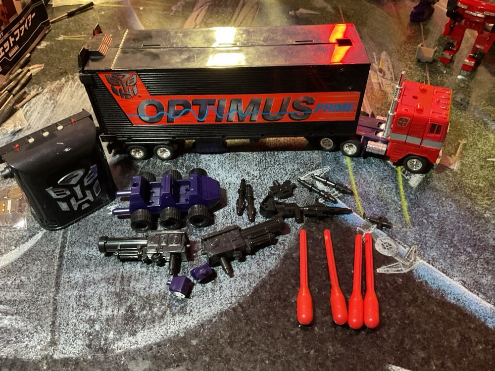 Transformers G2 Optimus Prime - Hasbro (Generation 1) action figure collectible - Main Image 2