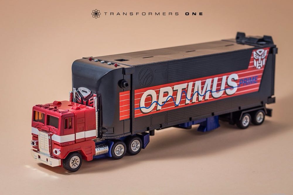 Transformers G2 Optimus Prime - Hasbro (Generation 1) action figure collectible - Main Image 9