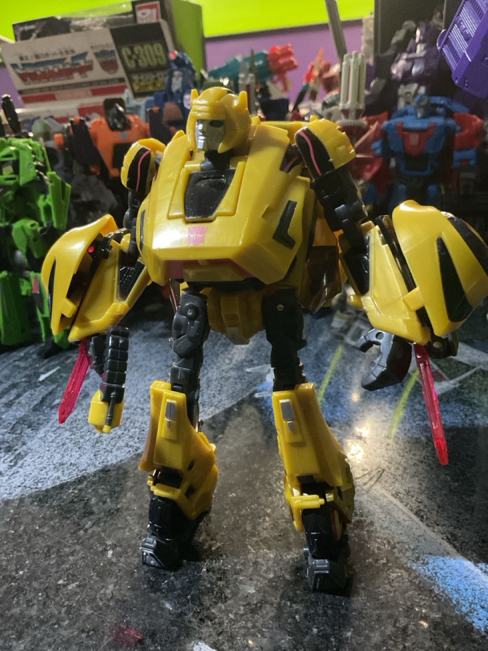 Bumblebee - Hasbro (Generations) action figure collectible - Main Image 2