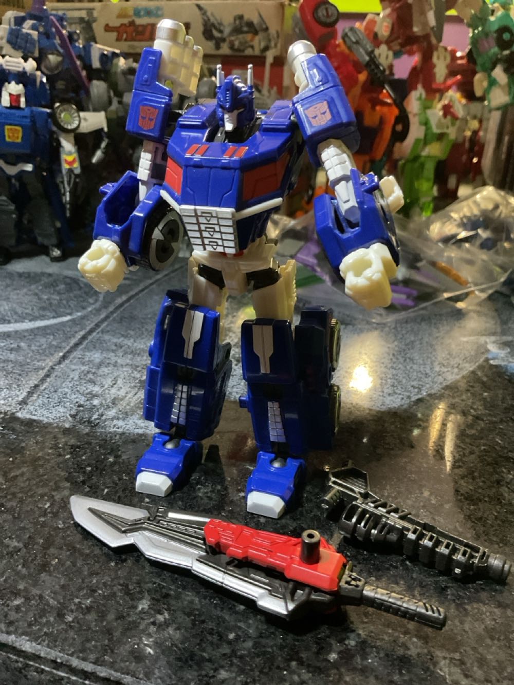 Transformers War/Fall Of Cybertron Ultra Magnus - Hasbro (Fall of Cybertron) action figure collectible - Main Image 2