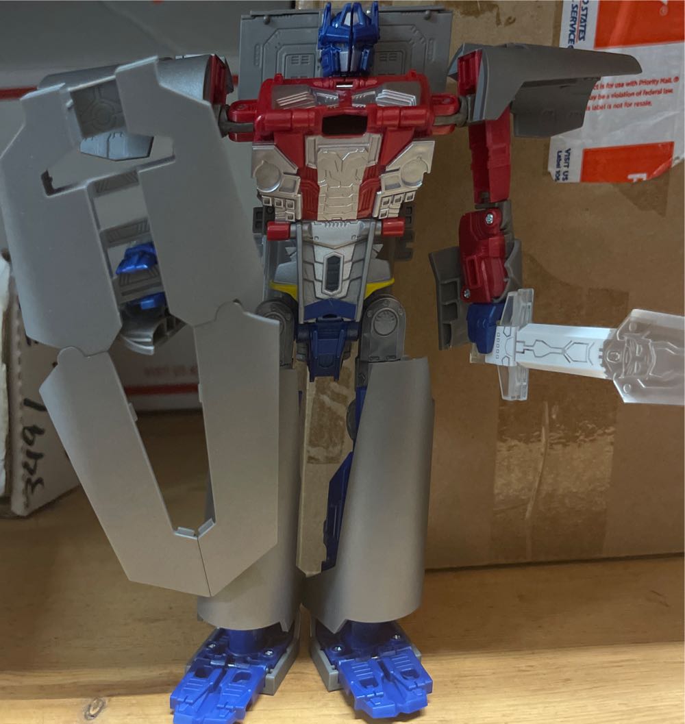 Optimus Prime Converting Power Bank - Hasbro action figure collectible [Barcode 630509631537] - Main Image 3