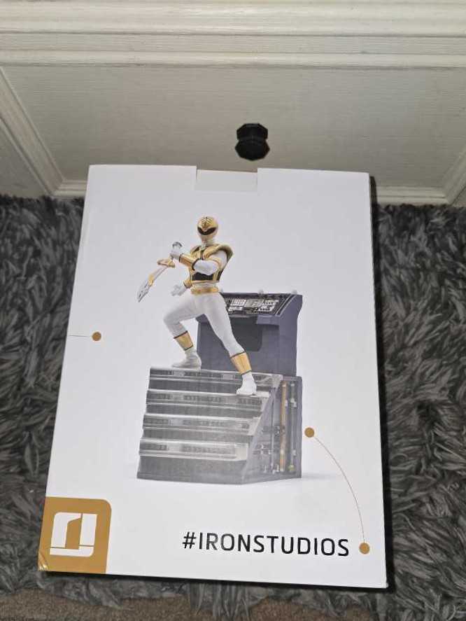 MMPR 1:10 scale White Ranger - Iron Studios (Mighty Morphin’ Power Rangers) action figure collectible [Barcode 609963128204] - Main Image 2