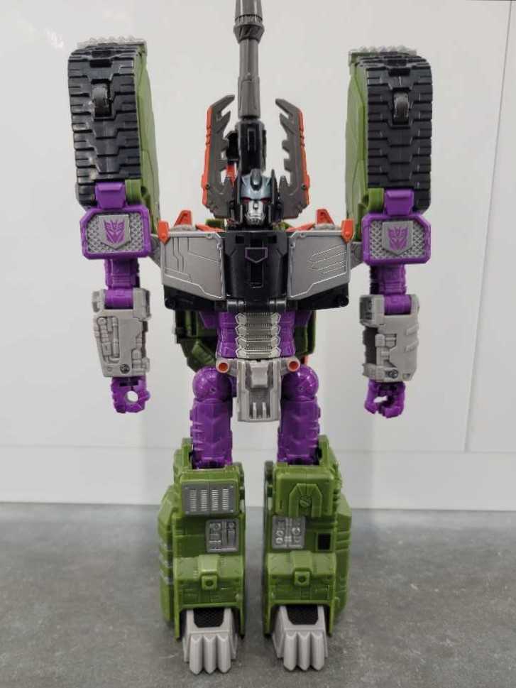 Megatron Armada Universe Leader Robot Mode - Hasbro (Legacy Evolution) action figure collectible - Main Image 2