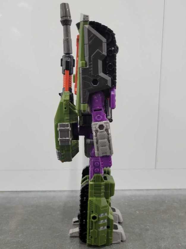 Megatron Armada Universe Leader Robot Mode - Hasbro (Legacy Evolution) action figure collectible - Main Image 3