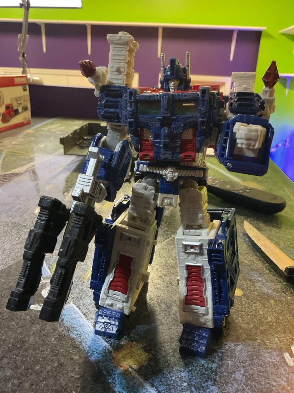 Transformers War/Fall Of Cybertron Ultra Magnus - Hasbro (Kingdom) action figure collectible - Main Image 2